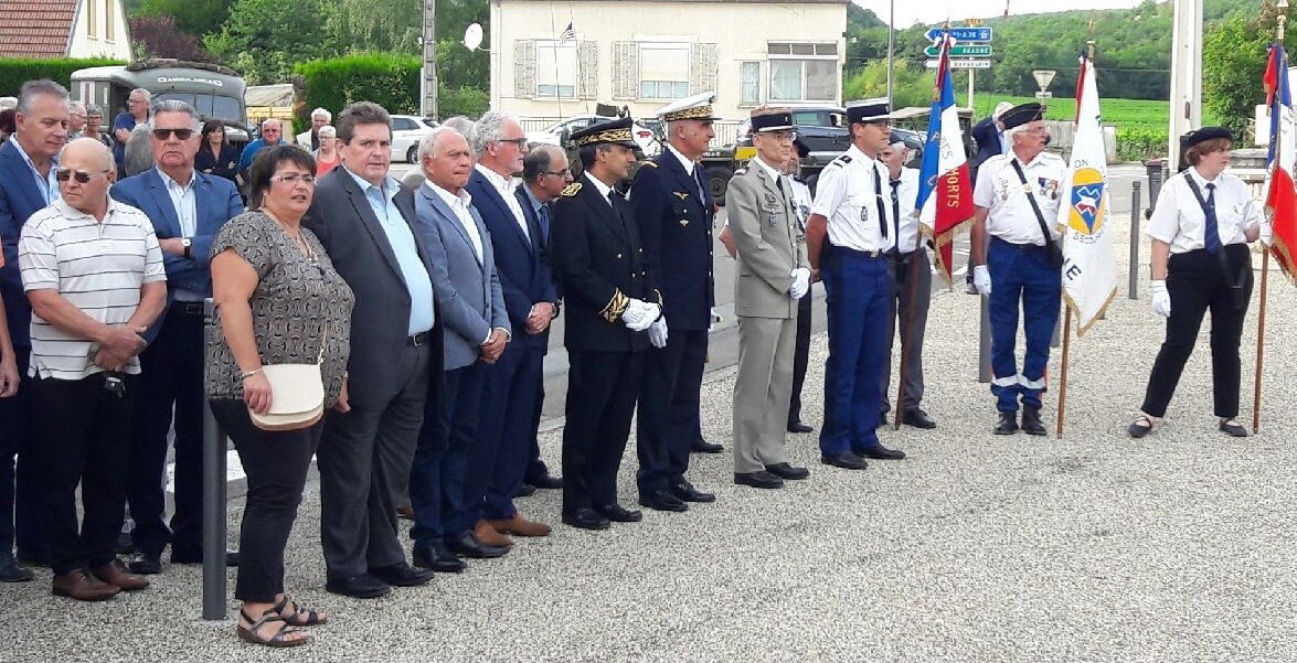 _DidierParis's tweet photo. Devoir de mémoire.

Émotion et partage lors de la cérémonie commémorative d’hommage aux victimes de la rafle de la nuit du 21 août 1944 à #Comblanchien. 🇫🇷 https://t.co/N1TCq85hki
