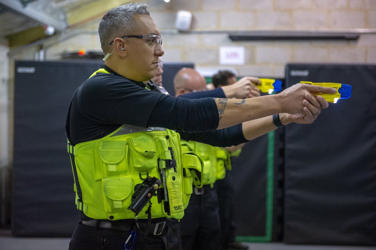 AirForce_Carl's tweet photo. Does anyone else agree that all UK police officers should be equipped with a taser ~ Retweet if you agree. https://t.co/Xz73flMD23