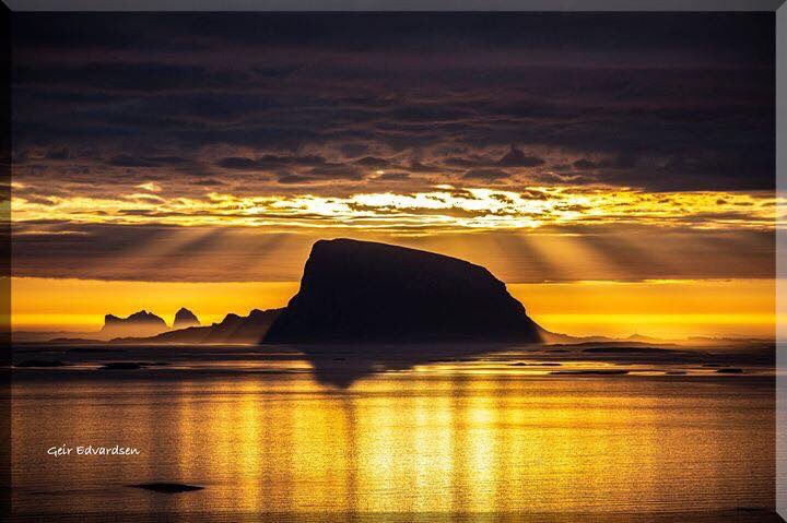 geirstol's tweet photo. Helgeland #lovund https://t.co/sFK1p6WSeT