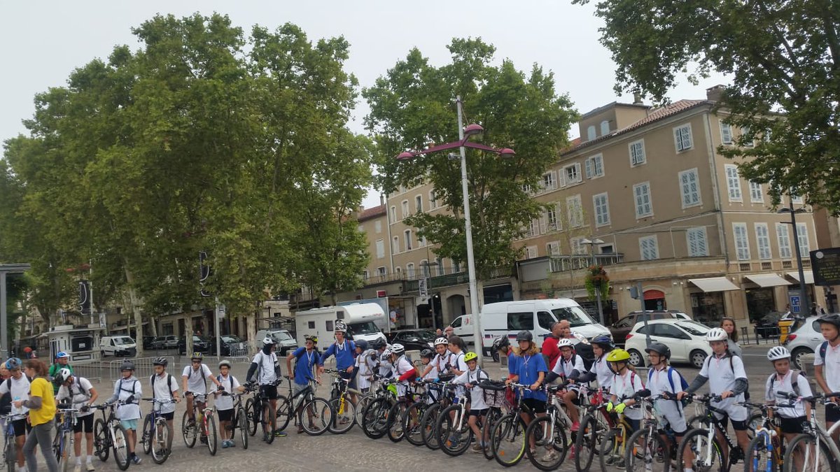 Cathedrale46000's tweet photo. Le Pélé VTT 46 est parti ce matin de #Cahors après une bénédiction des pèlerins par Mgr Camiade devant la Sainte Coiffe et en présence de ND de Rocamadour ! Arrivée dimanche au sanctuaire ! #pelevtt #900ans #jubile https://t.co/xb04auPygZ