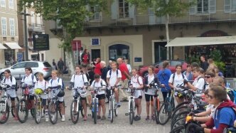 Cathedrale46000's tweet photo. Le Pélé VTT 46 est parti ce matin de #Cahors après une bénédiction des pèlerins par Mgr Camiade devant la Sainte Coiffe et en présence de ND de Rocamadour ! Arrivée dimanche au sanctuaire ! #pelevtt #900ans #jubile https://t.co/xb04auPygZ