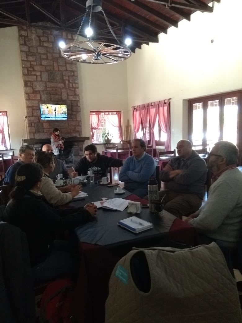 lucasamadeo's tweet photo. En función de los objetivos #JATER y a partir de las necesidades relevadas en la Jornada JATER inicial, nos volvimos a encontrar con productores nogaleros de Catamarca para profundizar en temas vinculados a la formalización y las normativas de tránsito @ssaf_catamarca @SenasaAR https://t.co/j9WU08a0SU