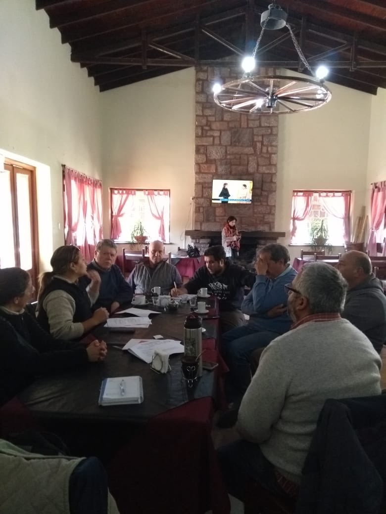 lucasamadeo's tweet photo. En función de los objetivos #JATER y a partir de las necesidades relevadas en la Jornada JATER inicial, nos volvimos a encontrar con productores nogaleros de Catamarca para profundizar en temas vinculados a la formalización y las normativas de tránsito @ssaf_catamarca @SenasaAR https://t.co/j9WU08a0SU