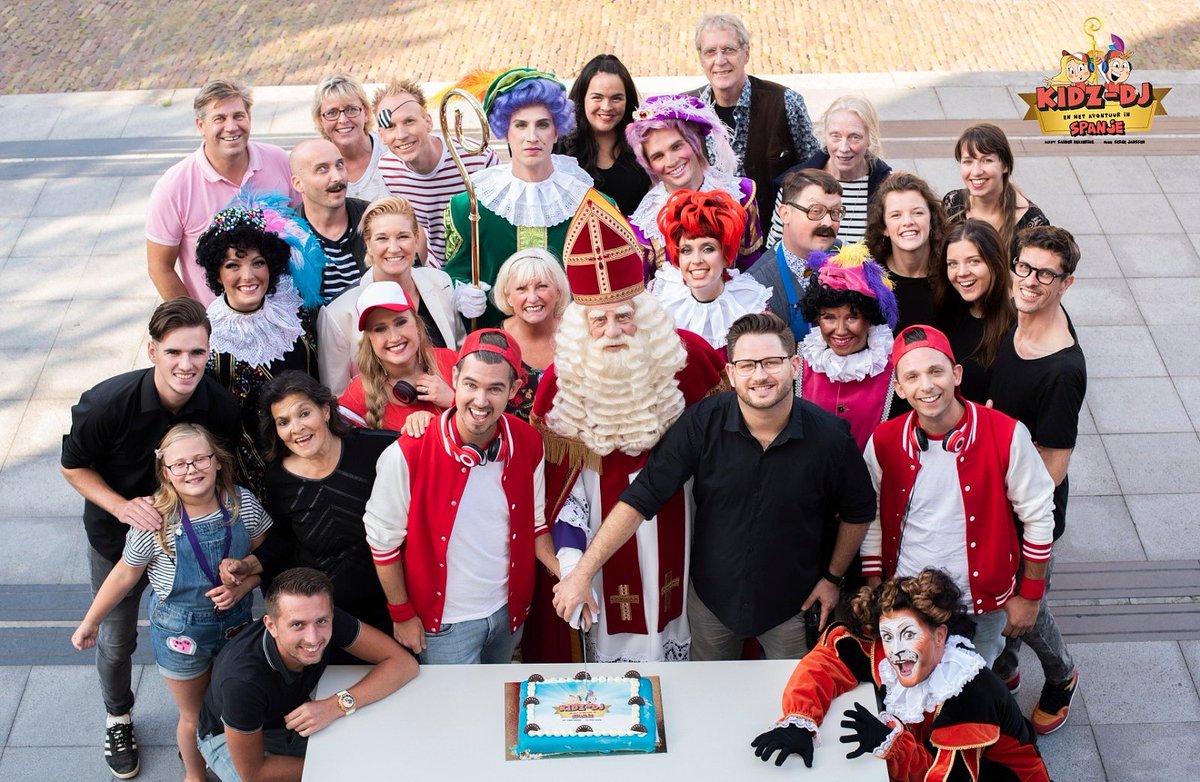 Fantastische Crew en Cast! Sinterklaas, Pieten en natuurlijk de Kidz-dj's zijn er klaar voor! #kickoff 

Het leukste Sinterklaas verhaal van 2019! Vanaf midden november dagelijks te zien op het Kidz-dj youtube kanaal! 

#bramvandervlugt #kidzdj #sinterklaas #serie #kinderserie