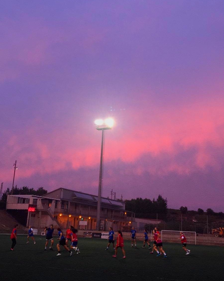 ferrancafem's tweet photo. Hoy el equipo ha entrenado y todo esfuerzo tiene su recompensa. 

Además de cargar las pilas para la temporada💪

Las jugadoras han podido disfrutar de este bonito atardecer🌇. https://t.co/J1a9aeAi9T
