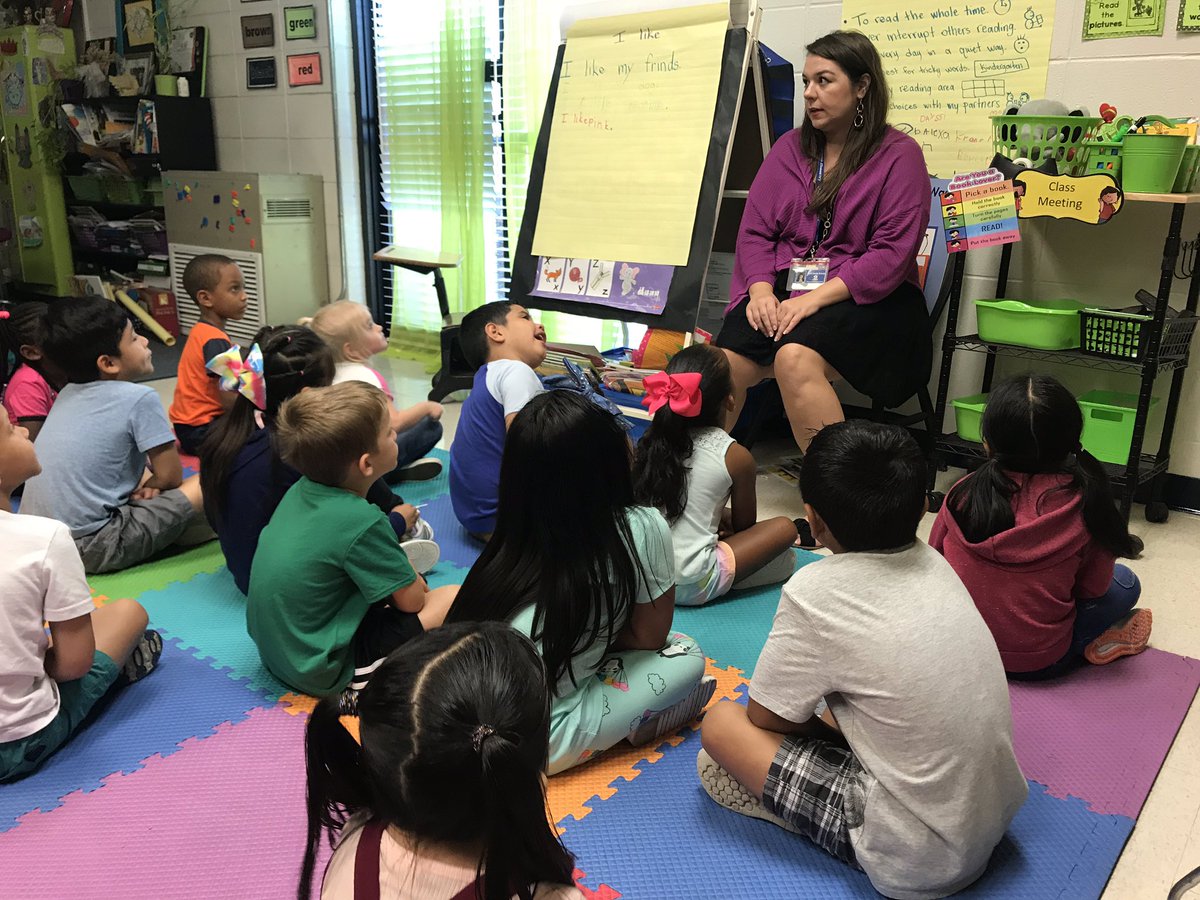 Peacelove1st's tweet photo. Yay! I get to work with one of my fave kindergarten teachers, Ms. Crosby! 💗🏰💙 #EIP #collaborate #luckyme #balancedliteracyprogram #luckykiddos #icanread #icanwrite @GlyndaleElemen1 https://t.co/kKM6jiJQ84