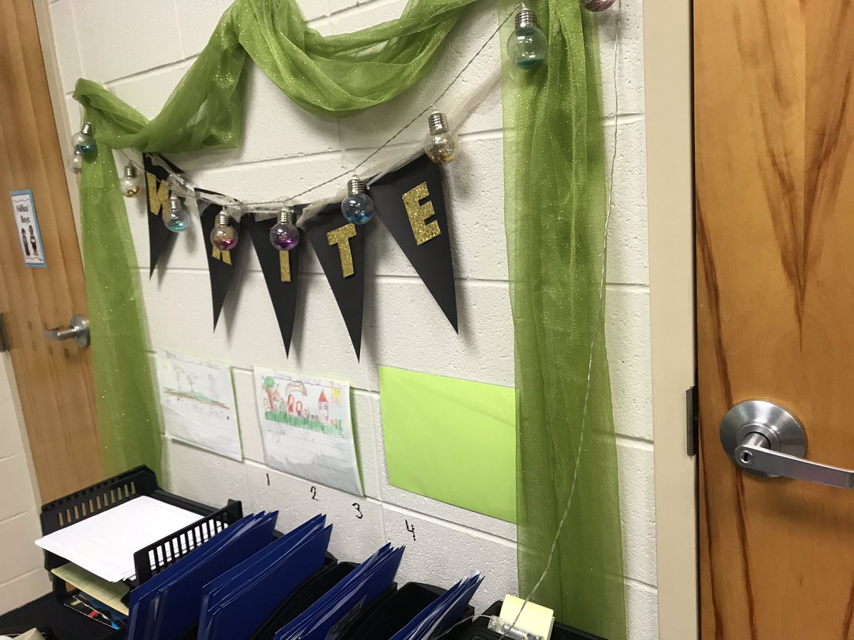Peacelove1st's tweet photo. Yay! I get to work with one of my fave kindergarten teachers, Ms. Crosby! 💗🏰💙 #EIP #collaborate #luckyme #balancedliteracyprogram #luckykiddos #icanread #icanwrite @GlyndaleElemen1 https://t.co/kKM6jiJQ84