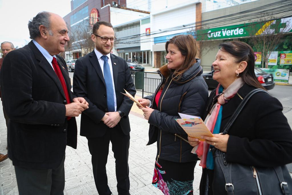VoceriaMaule's tweet photo. Desde el frontis de tiendas comerciales de #Talca, nuestro @JorgeGuzmanZ junto al asesor de @Min_Hacienda #AlbertoCardemil dieron el vamos a la campaña #AndateALaSegura que busca incentivar y preferir los comercios establecidos #ChileEnMarcha 💸✅ https://t.co/YpT3s7jHd8
