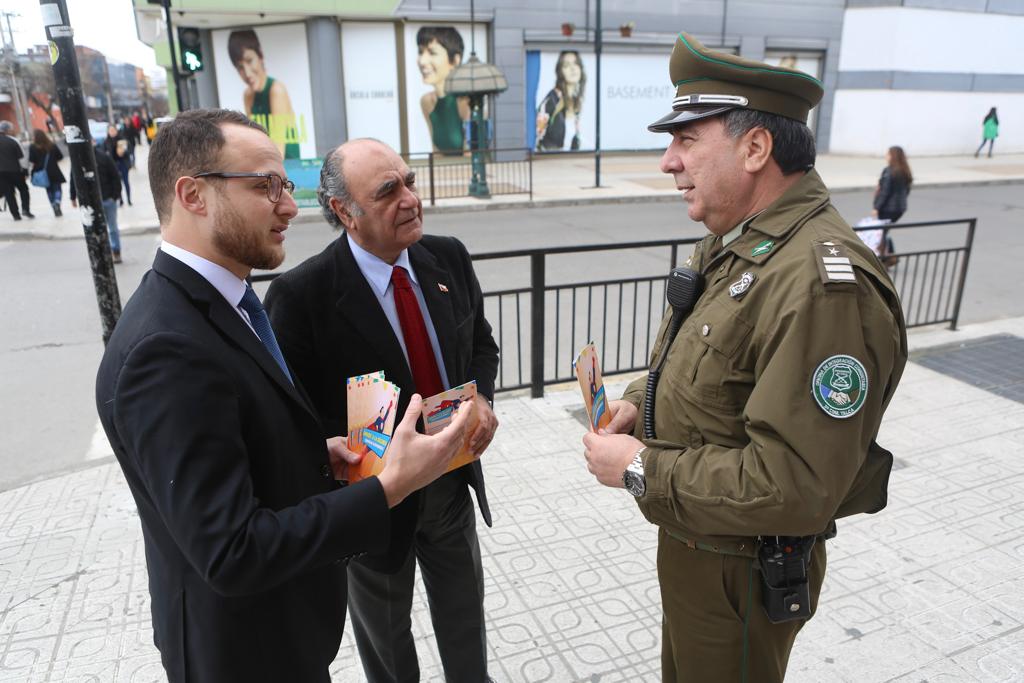 VoceriaMaule's tweet photo. Desde el frontis de tiendas comerciales de #Talca, nuestro @JorgeGuzmanZ junto al asesor de @Min_Hacienda #AlbertoCardemil dieron el vamos a la campaña #AndateALaSegura que busca incentivar y preferir los comercios establecidos #ChileEnMarcha 💸✅ https://t.co/YpT3s7jHd8