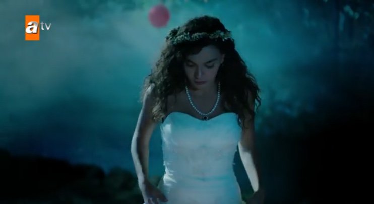 arkadaki kırmızı balon çok korkunç gözüküyor lan sanki İT çıkcakmış gibi #hercai