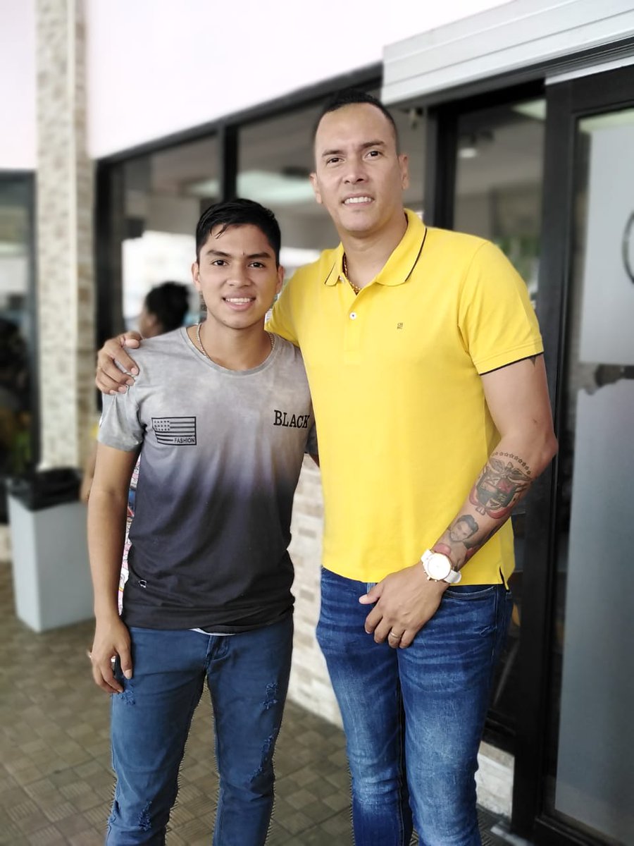 AFUTPA's tweet photo. Siendo la imagen pública de nuestros valores y esfuerzos @superraton7 aceptó la invitación de Abdiel González que en octubre de 2015 se le diagnosticó Leucemia y que hoy en su cumpleaños visitó el Hospital de Especialidades Pediátricas siendo testimonio de Fe y superación. https://t.co/kG5GYuuh8T