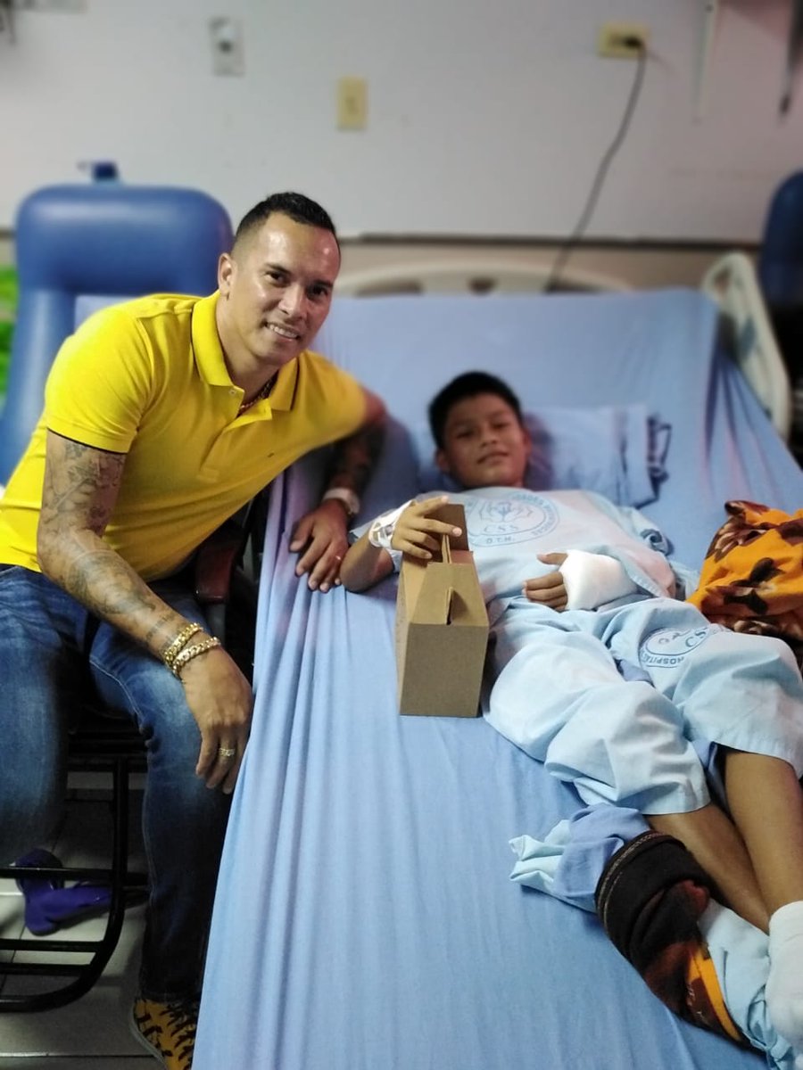 AFUTPA's tweet photo. Siendo la imagen pública de nuestros valores y esfuerzos @superraton7 aceptó la invitación de Abdiel González que en octubre de 2015 se le diagnosticó Leucemia y que hoy en su cumpleaños visitó el Hospital de Especialidades Pediátricas siendo testimonio de Fe y superación. https://t.co/kG5GYuuh8T