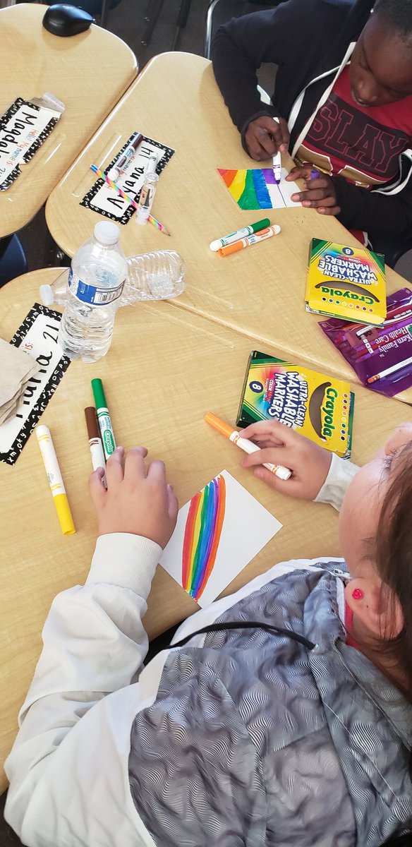 FidyMartinez's tweet photo. Wildcats writing encouraging messages to students in El Paso #gowildcats #ElPasoStrong #fidys5thgraders https://t.co/2S7zP3WzP3