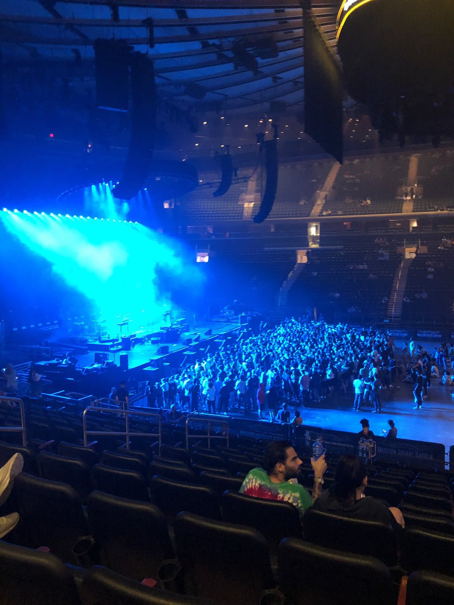 ScrouncheBoys's tweet photo. All these fans out early to see the Scrounche Concert tonight at MSG, hope we have a good show, share your photos with the hashtag #ScrounchetakesonNYC https://t.co/ouvyC10J2K