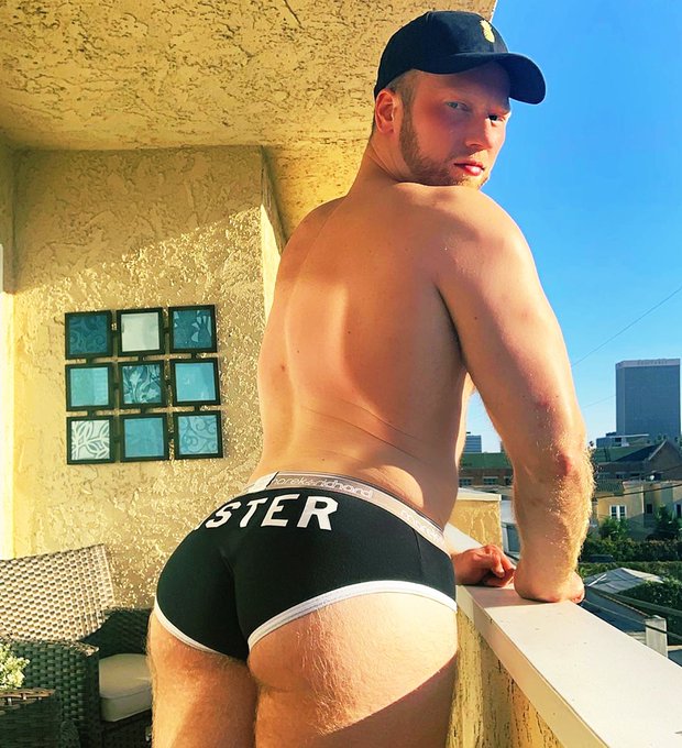 He got a master’s degree in bootay ??? #booty #gayhairy #redhead #ginger #marekrichard https://t.co/