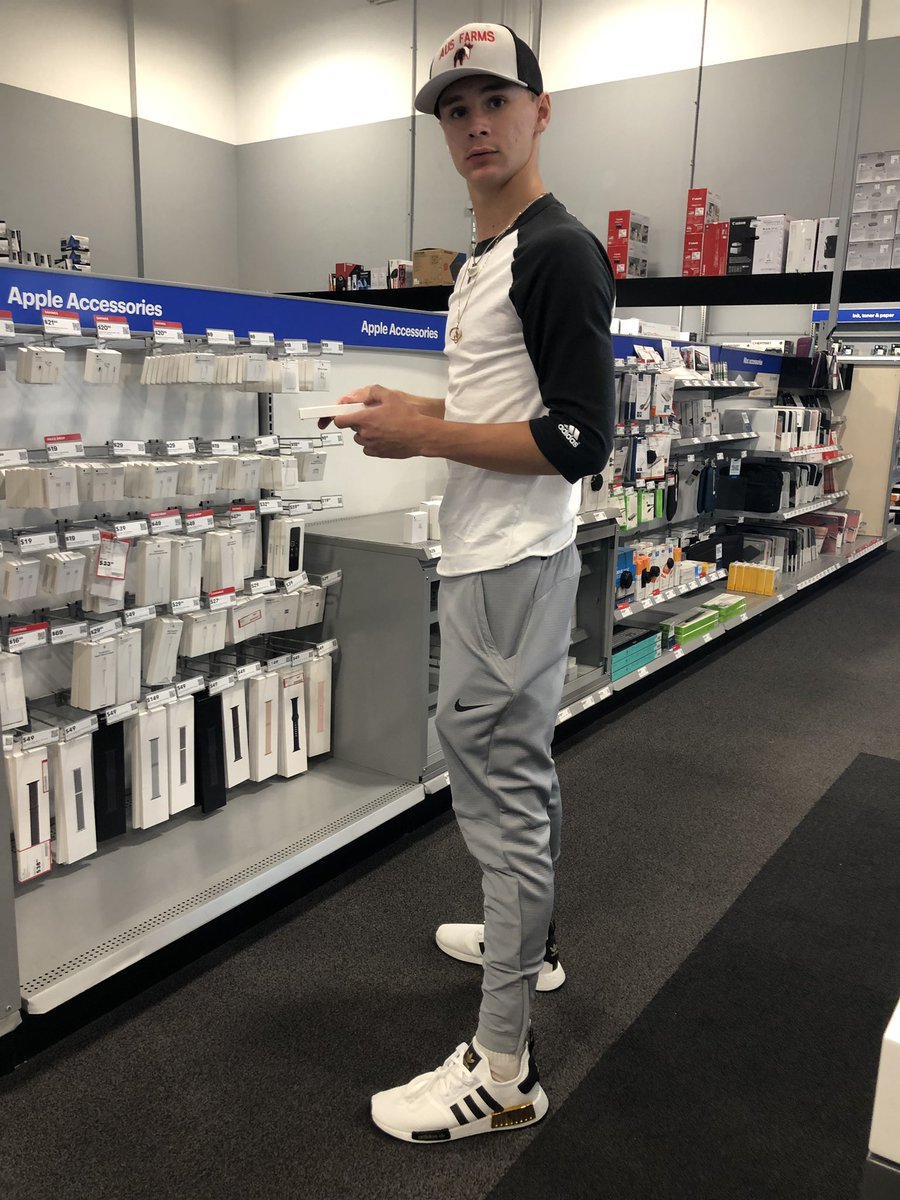 lisasully's tweet photo. Last minute grabs with this guy. #OffToCollege #GrewUpTooFast #LotsOfRoadTrips #MissHimAlready https://t.co/GLfH2IYNQQ