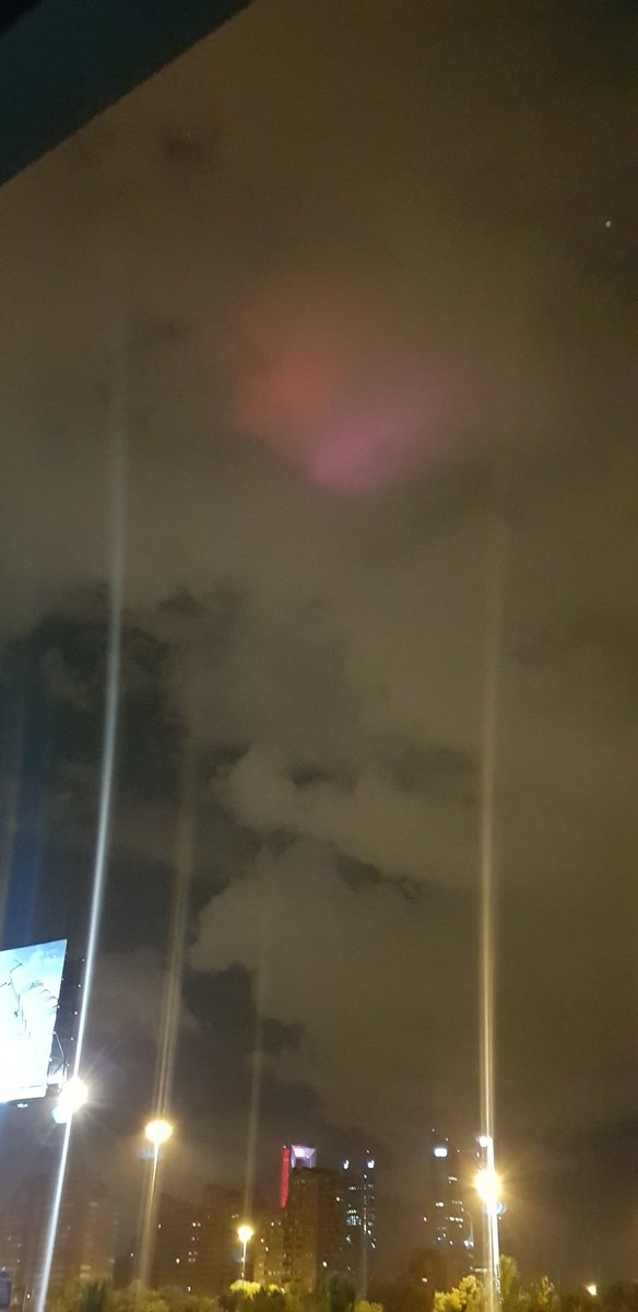 lestermonta's tweet photo. Que alguien me explique por qué hay una nube roja ahora en Madrid. #tormenta #nuberoja #madrid https://t.co/aFygVlKxZj