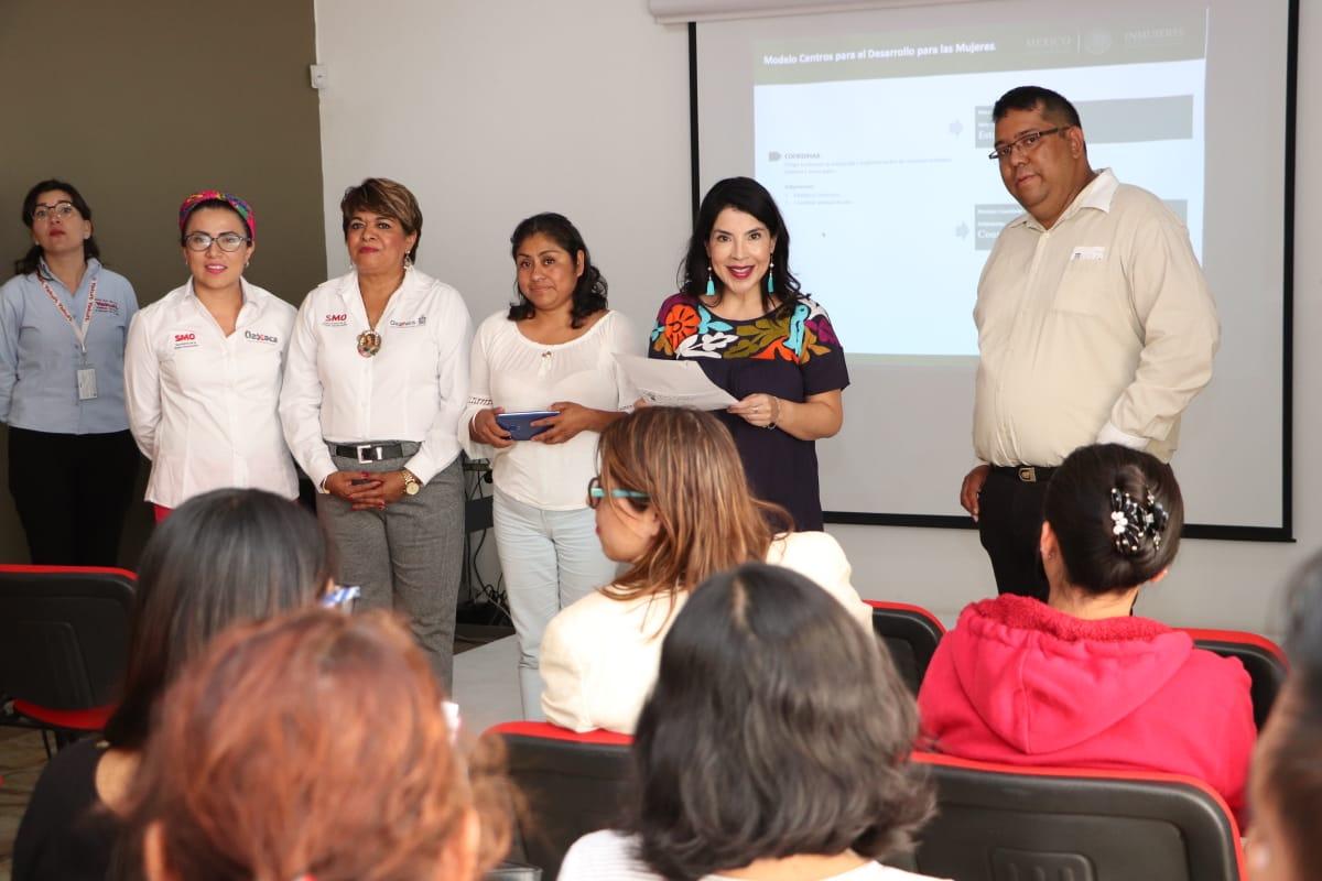 SM_GobOax's tweet photo. Titulares de Instancias Municipales de las Mujeres y promotoras de los Centros para el Desarrollo de las Mujeres participan en la Jornada de Formación y Capacitación del Programa federal #TRANSVER en sus modalidades I, II y III inaugurado por @anavasquezc titular de @SMO_GobOax https://t.co/8BQyktXxdH