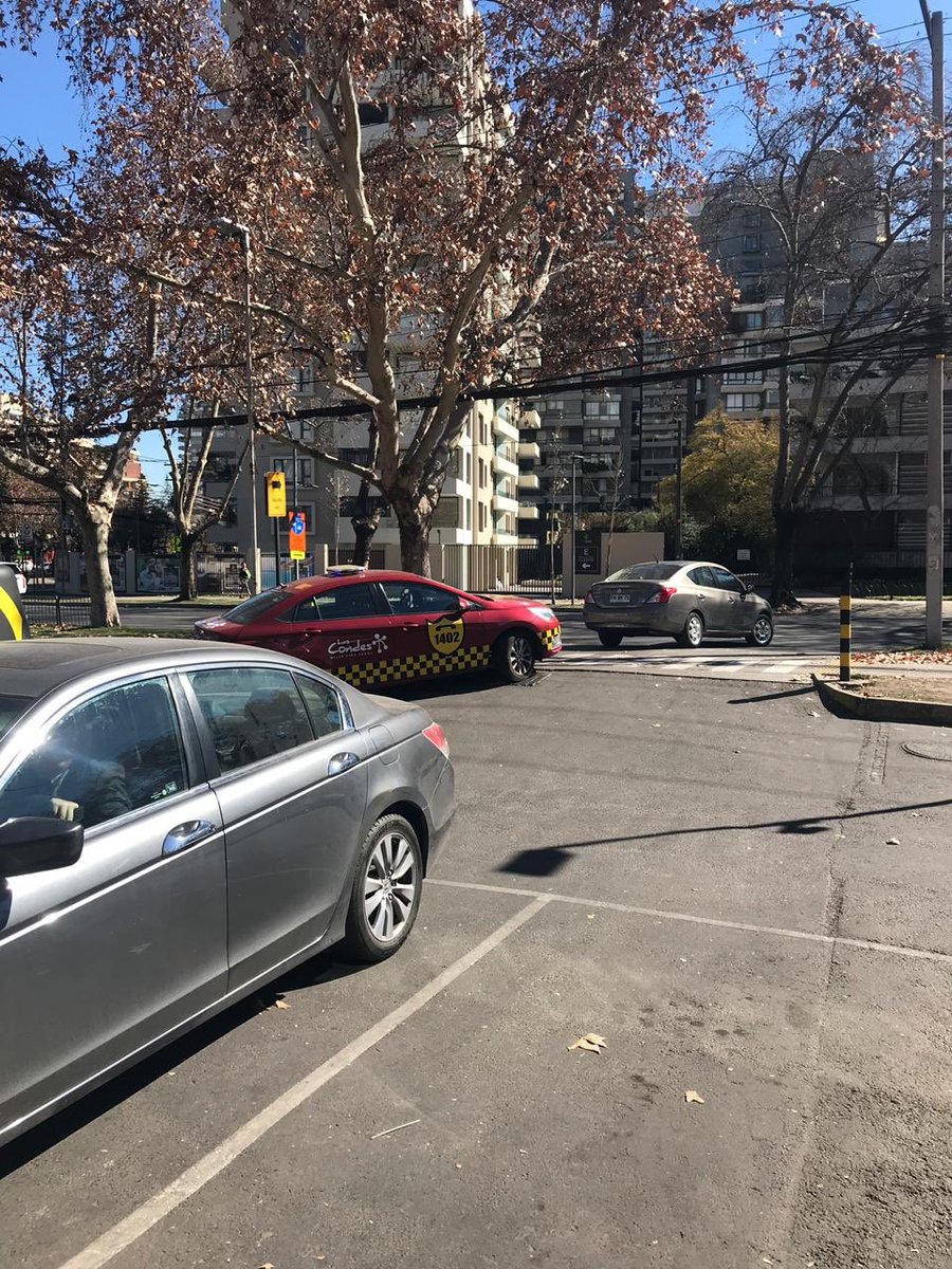 JuancaSoto's tweet photo. Oiga @LavinJoaquin un móvil suyo JHHC68 casi atropelló a mi hija ayer cruzando paso de 🦓 al interior de street center de Colon/Vespucio.Q sentido tiene jugar a ser pacos al interior de un estacionamiento? 🤷🏽‍♂️ Como diría Tío Ben “un gran poder conlleva una gran responsabilidad”. https://t.co/tr9QUwvwrq
