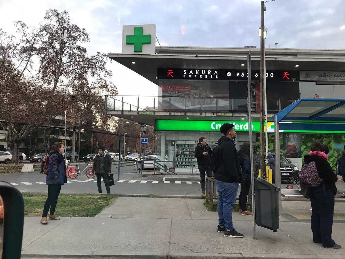 JuancaSoto's tweet photo. Oiga @LavinJoaquin un móvil suyo JHHC68 casi atropelló a mi hija ayer cruzando paso de 🦓 al interior de street center de Colon/Vespucio.Q sentido tiene jugar a ser pacos al interior de un estacionamiento? 🤷🏽‍♂️ Como diría Tío Ben “un gran poder conlleva una gran responsabilidad”. https://t.co/tr9QUwvwrq
