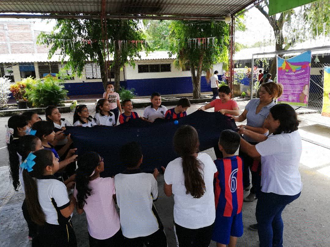 Galy_alcalde's tweet photo. #niñezyadolescencia | Como parte del plan operativo desarrollado por el #CMPV, este día se realizó el “Carrusel de la Alegría” con los alumnos de primer ciclo del Centro Escolar Mercedes Novoa. Actividades: de recreación, dibujo, orientación y actividad físicas.#GalileoHernández https://t.co/NwM9brp0mP