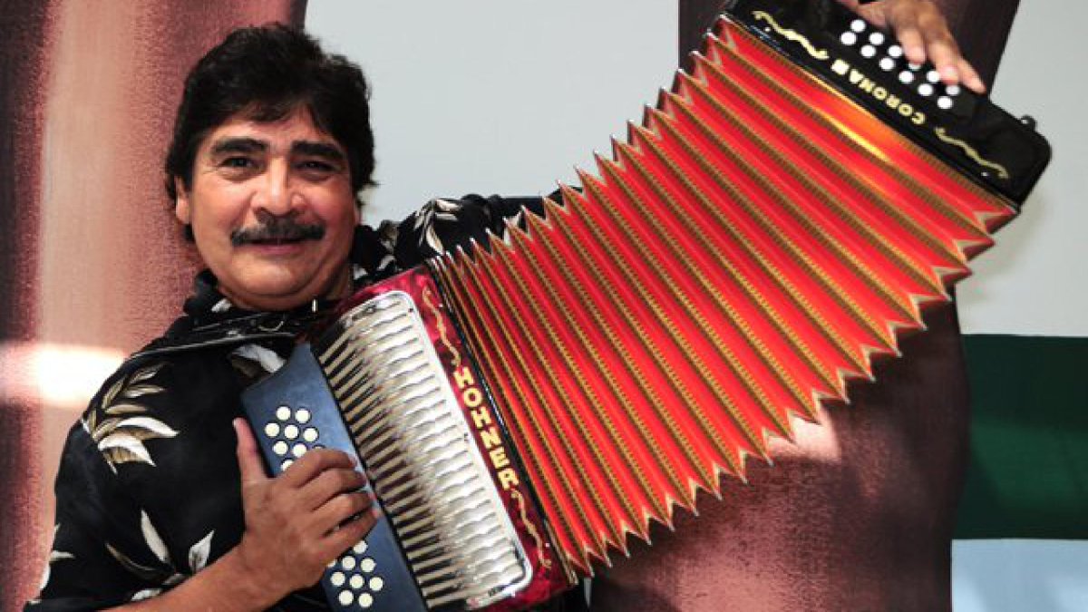 tuvoxtv's tweet photo. MUERE CELSO PIÑA "EL REBELDE DEL ACORDEON.

Fallece Celso Piña de un infarto al corazón el dia de hoy en el hospital San Vicente, de Monterrey , Nuevo León, a los 66 años de edad. Asi lo confirmaron familiares del artista en redes sociales.
+DESCANSE EN PAZ CELSO PIÑA(1953-2019). https://t.co/pL7wtLGjol
