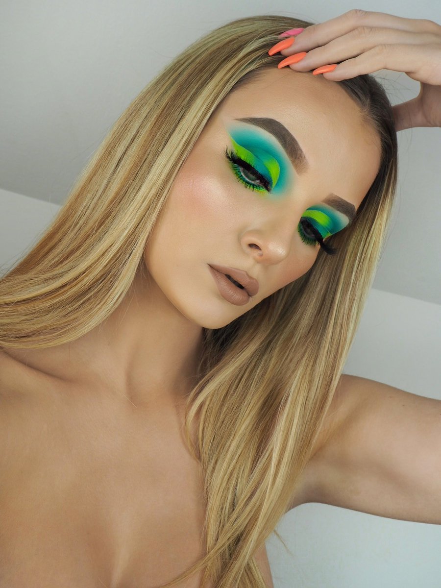 💙💚 Blue and green 💙💚
<a href="/ABHcosmetics/">Anastasia Beverly Hills</a> Brow Pomade (taupe)
<a href="/bperfectcosm/">BPerfect Cosmetics</a> Carnival XL Pro palette