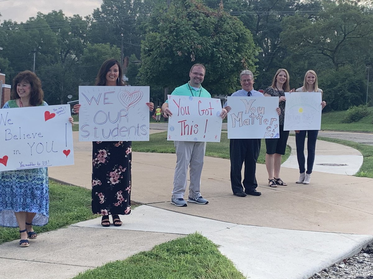 ACSBalderson's tweet photo. Parkway/Rockhill had a great start to the school year! The staff at both buildings greeted our little aviators with Posters letting him know how much we love them and how much we believe in them!#openingdaysuccess https://t.co/wjyDVvkrJW