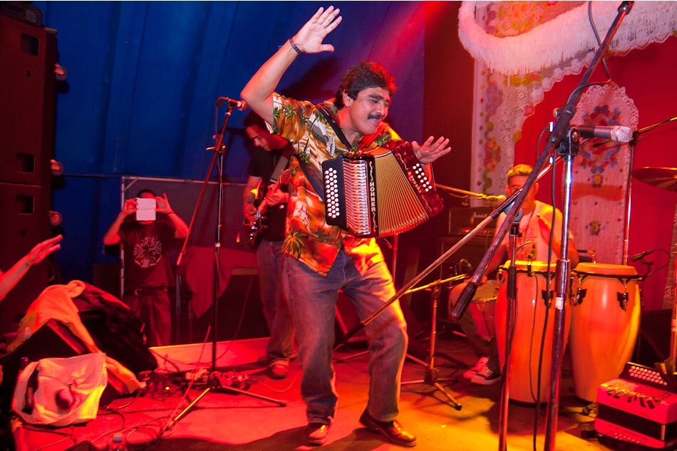 cultura_mx's tweet photo. Lamentamos el fallecimiento del músico Celso Piña, uno de los más fervientes promotores de la cumbia en México. Conocido como “el rebelde del acordeón”, este compositor regiomontano no solo hizo bailar a la sociedad neoleonesa, sino que llevó su música a todo el país y más allá. https://t.co/RIQd6eA9wo