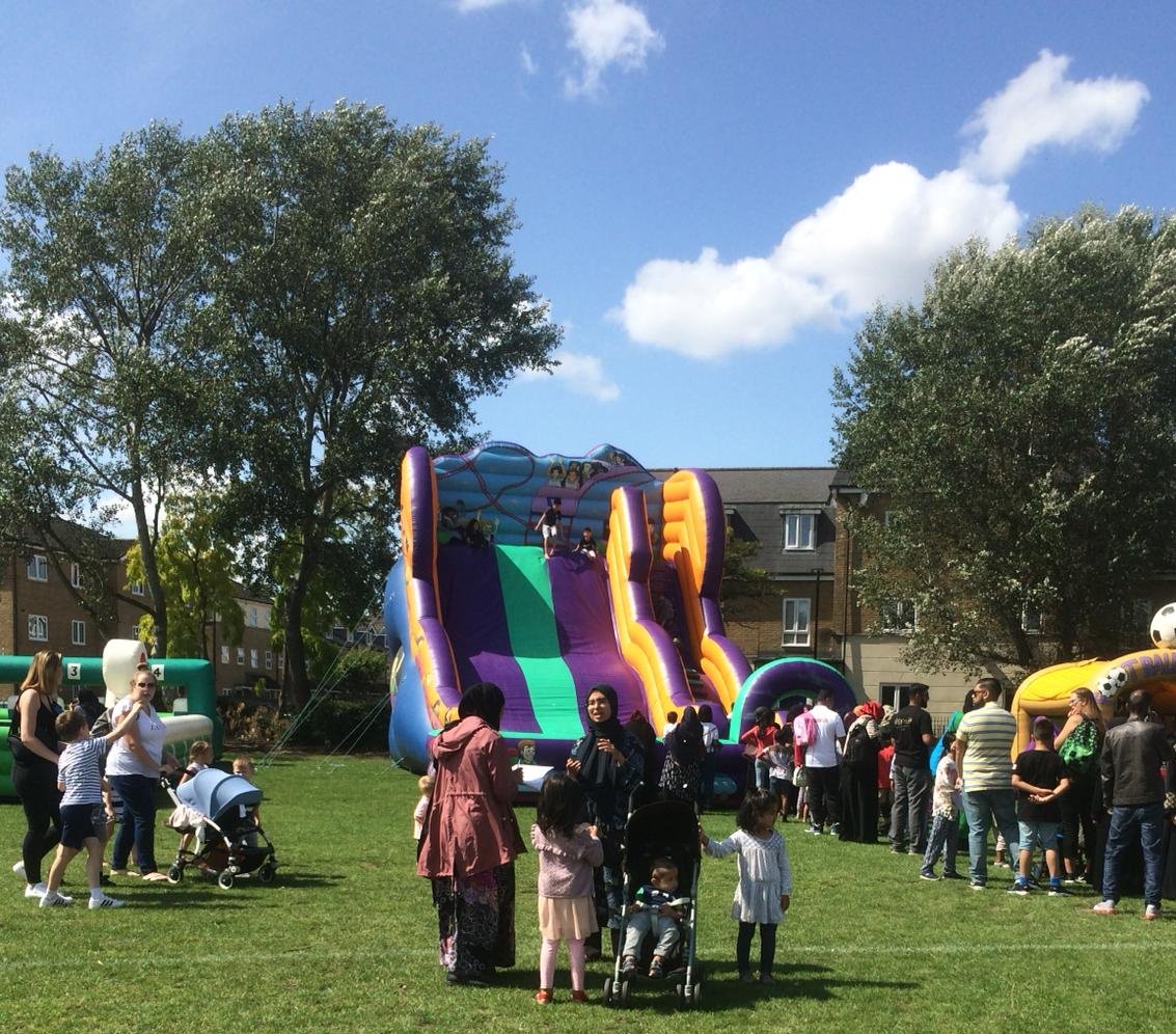 SAfH_Maternity's tweet photo. Sure STEPS outreach at Stepney Gardens in Tower Hamlets. ➡ The Amazing Jasmin speaking with so many parents that were enjoying the community event today. #SURESTEPS #towerhamlets #outreach @SAfHUk https://t.co/fnF9v9rmmw