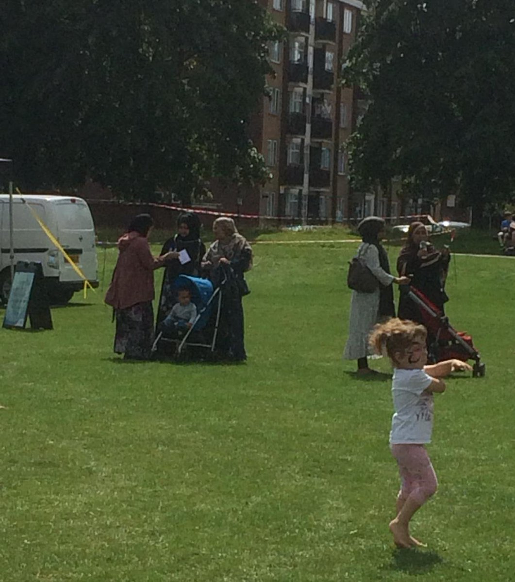 SAfH_Maternity's tweet photo. Sure STEPS outreach at Stepney Gardens in Tower Hamlets. ➡ The Amazing Jasmin speaking with so many parents that were enjoying the community event today. #SURESTEPS #towerhamlets #outreach @SAfHUk https://t.co/fnF9v9rmmw