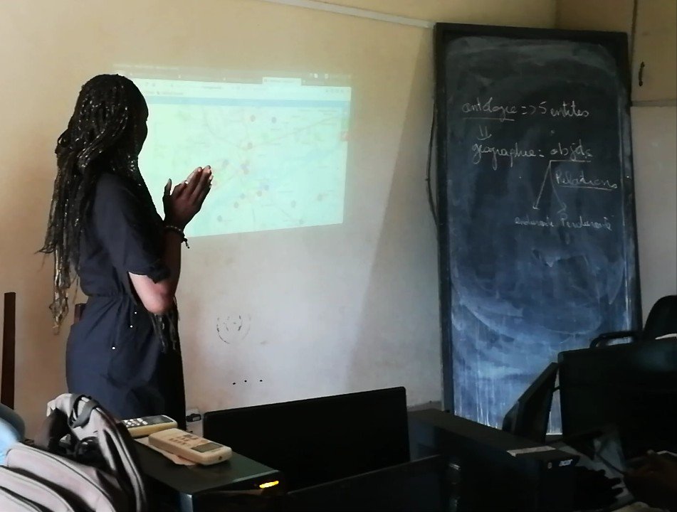 Honorable_Nath's tweet photo. Présentation du projet de Cartographie des Acteurs de l'Innovation Numérique en Afrique Francophone #CarteInnov cet après-midi à l'endroit des étudiants en Master #Géomatique de la Faculté d'Histoire Géographique de #Bamako.
#LLG #OSMMali #OSM #MapContrib #OpenData #OIF https://t.co/f4WUOYLMe1