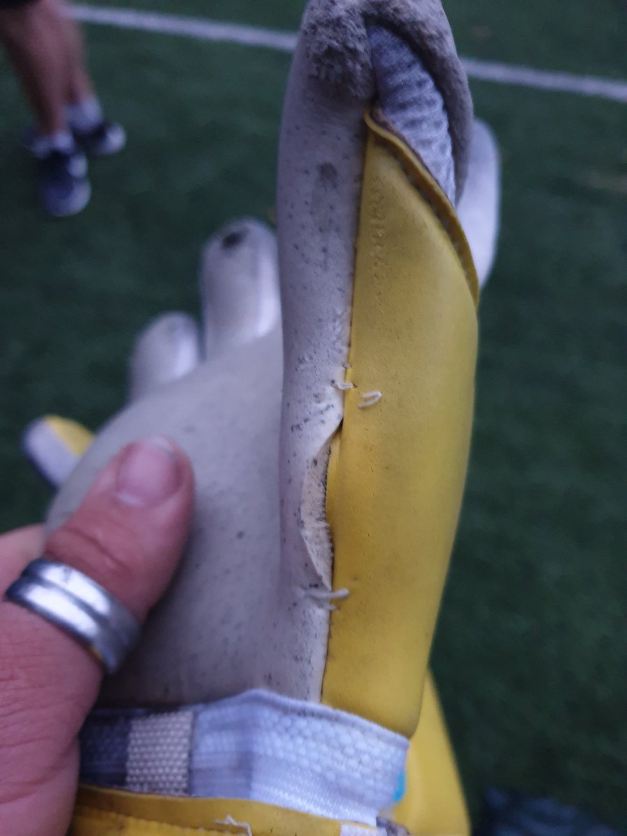 Only1DavePeters's tweet photo. @LastLegsFC @NEEFC @Victorygloves @goalies119 One of the keepers forgot his gloves so I let him borrow mine and he broke them 😭😭 https://t.co/ACYsrEreHN