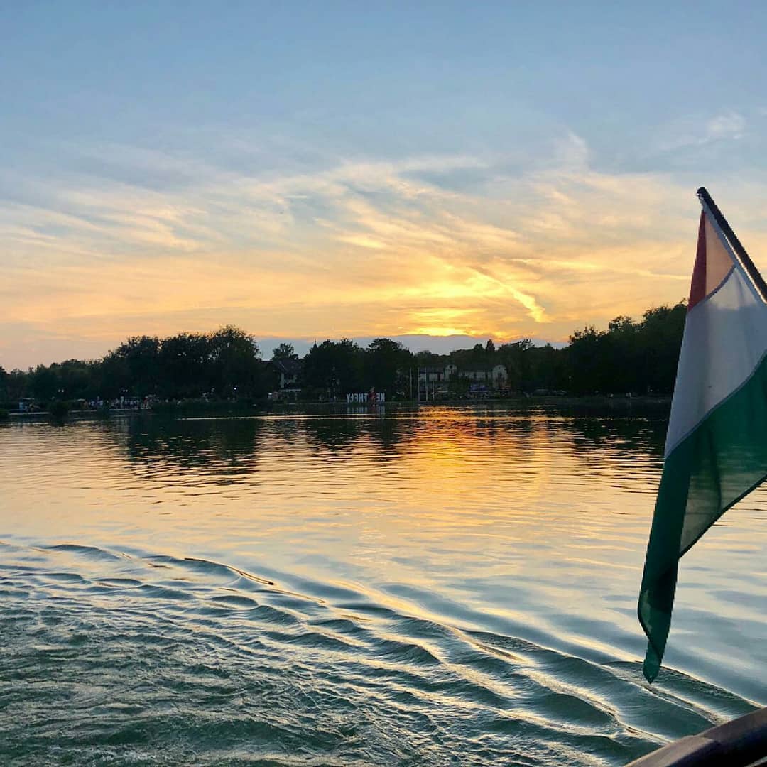 DonViajon's tweet photo. El #lagobalaton es un lugar estupendo para disfrutar del verano con un agradable ambiente de fiesta en medio de la naturaleza que ¡Seguro a ti te encantaría!😉
#donviajon #visitehungria #visitbalaton #visithungria #naturalezahungria #naturalezapura #viajerosporelmundo https://t.co/IuUt7g5C3i