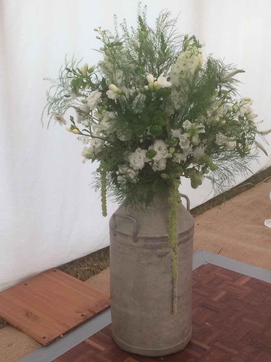 StephsFlowerB's tweet photo. Classic white and green wedding flowers for a special bride 👰🏼 #weddings #weddingflowers #weddingdecor #Flowers #flowerlove #stephsflowerbarn #weddingseason https://t.co/NxS3w7vsic