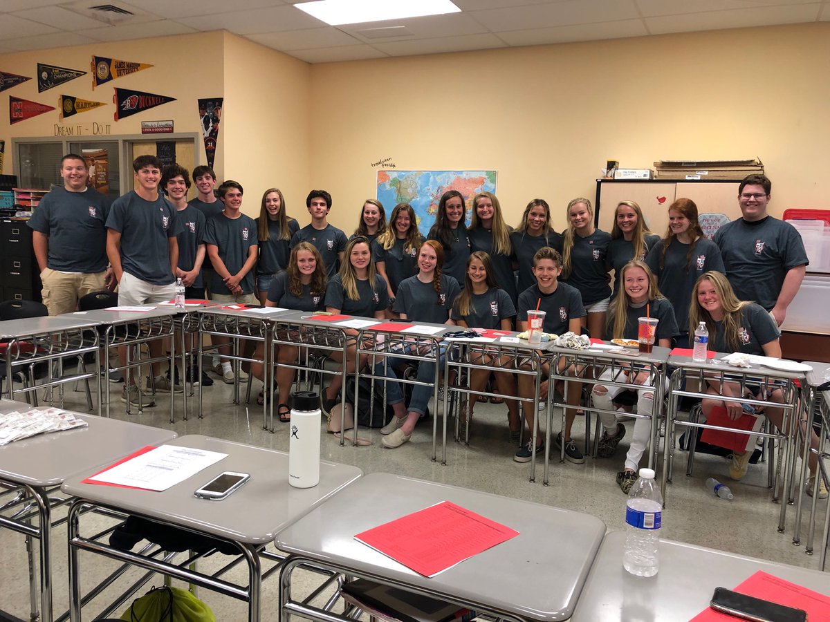 LancerLeader's tweet photo. Student leaders getting ready to greet new students. Thank you! https://t.co/iZsne5LQuB