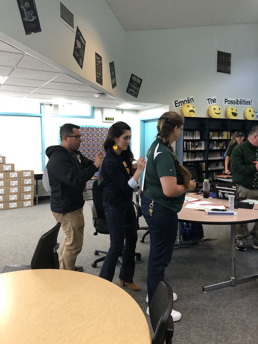 tisca1031's tweet photo. #talkingbehindyourback #meltingtheice #communitybuilding @VistaVerdeGrizz @profegoru @ndesantos1223 https://t.co/0fmg210rLR