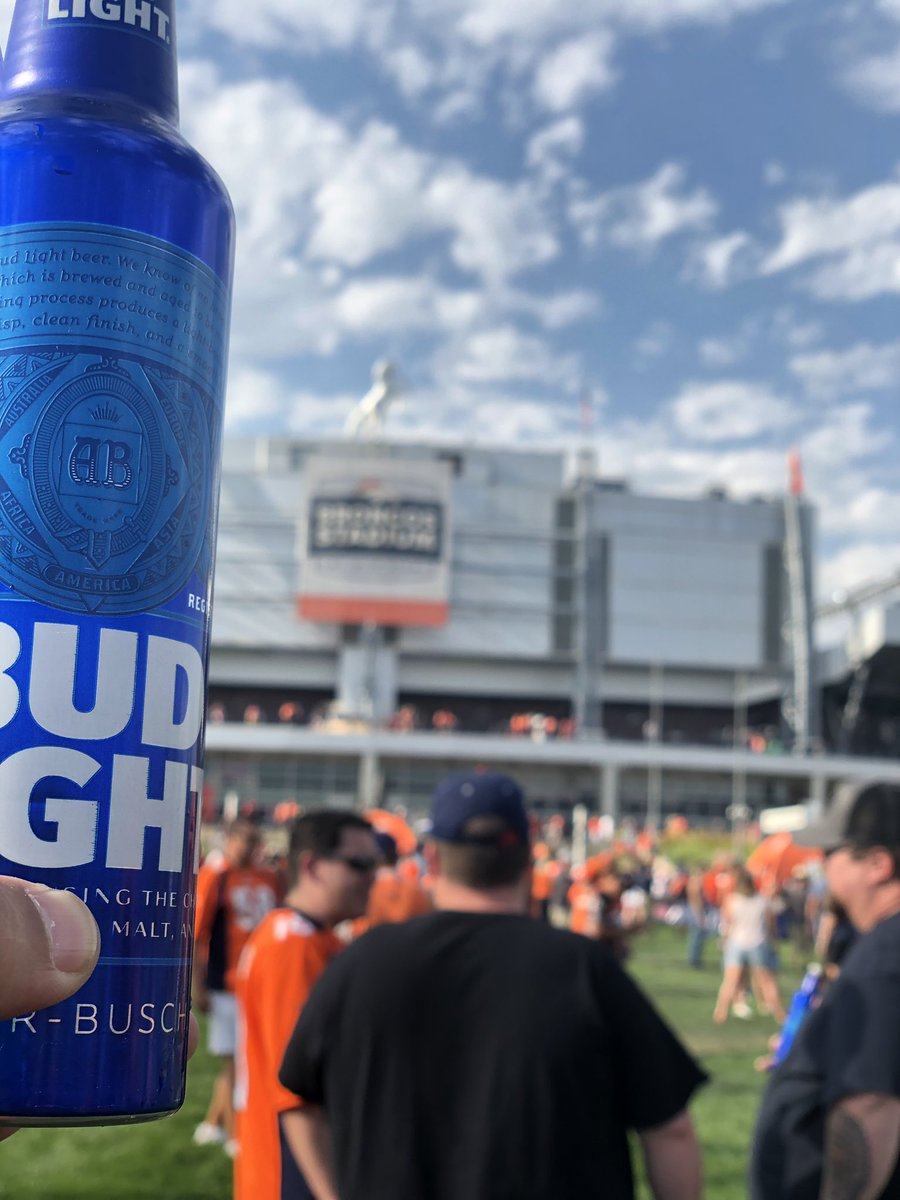 COSportsNut's tweet photo. Monday was a blast but I’m ready for the regular season!! #MileHighFever #BroncosCountry https://t.co/zaBOlub6wT