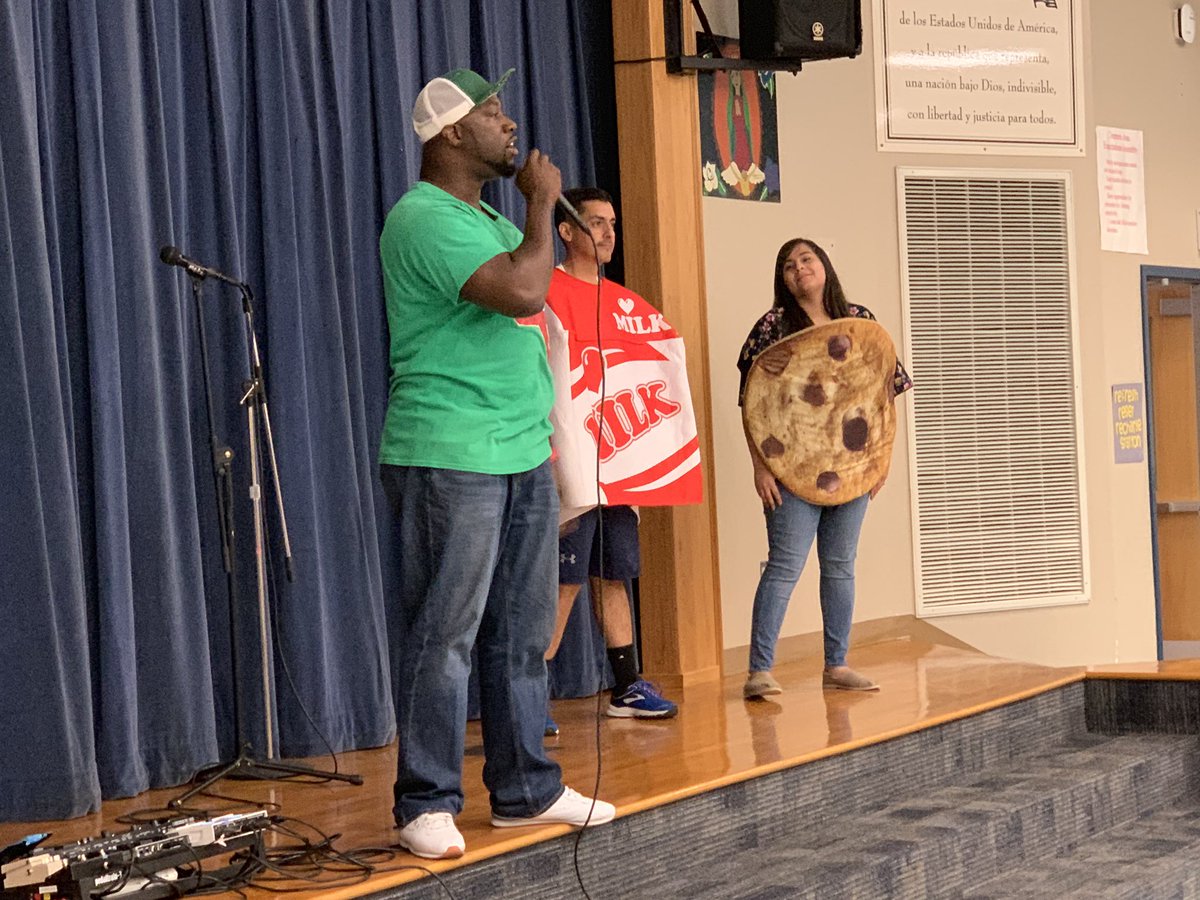 metzelementary's tweet photo. @metzelementary and @SanchezAISD students having great time with @SaulPaul and Dr. Cruz. We go together like milk and cookies!  #AISDPROUD #AISDGAMECHANGERS  #AISD https://t.co/CMaHSw6Lli