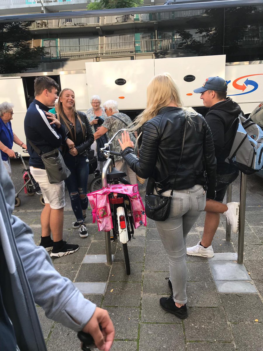 MooiROL's tweet photo. Vandaag met de Leyenburg jeugd, de ouderen uit Leyenburg ondersteund met hun bezoek aan diergaarde Blijdorp @MLeyenburg  @Mooiwelzijn  @JolandaSmolders  @XtraWelzijn @SD_Escamp https://t.co/FOXnX4sgUL