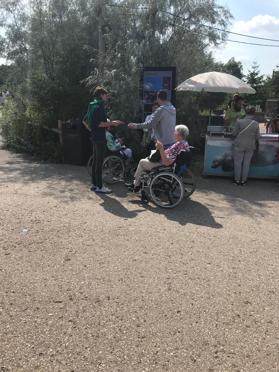 Vandaag met de Leyenburg jeugd, de ouderen uit Leyenburg ondersteund met hun bezoek aan diergaarde Blijdorp @MLeyenburg  <a href="/Mooiwelzijn/">Mooi welzijn</a>  <a href="/JolandaSmolders/">Jolanda Smolders</a>  @XtraWelzijn <a href="/SD_Escamp/">Stadsdeel Escamp</a>