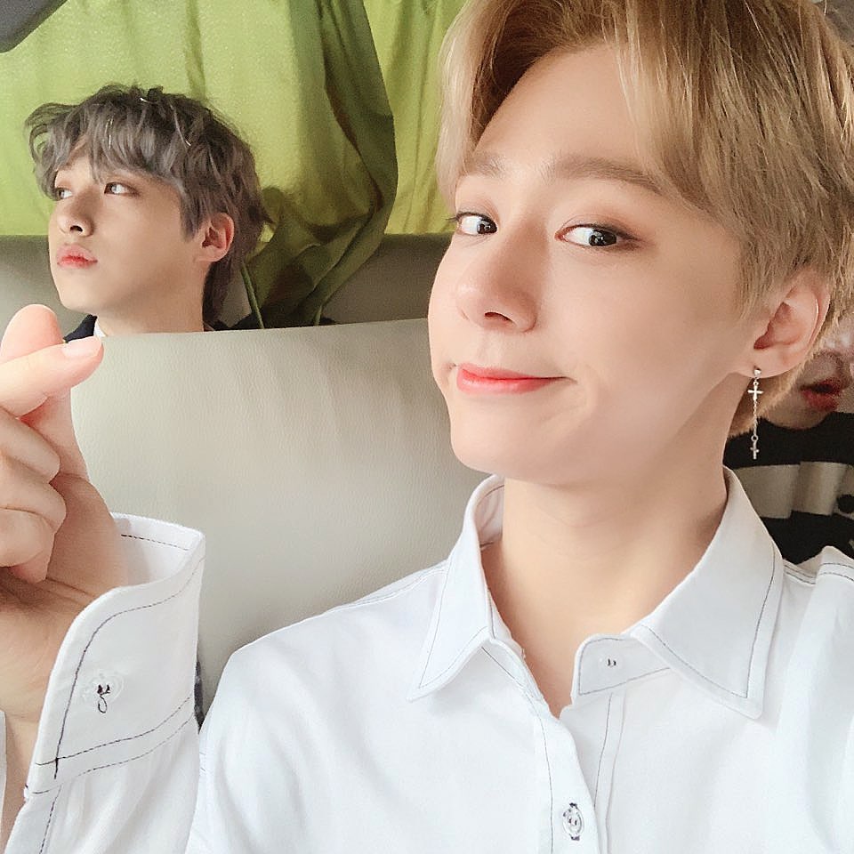 OneusBolivia's tweet photo. [#HWANWOONG]
Tomando un descanso que era como sueño en el bosque!📸
 Incluso en dong-Dong ! (Cuál va ha subir mañana...🤔)

#OneusBolivia https://t.co/2I9sRjCD7G