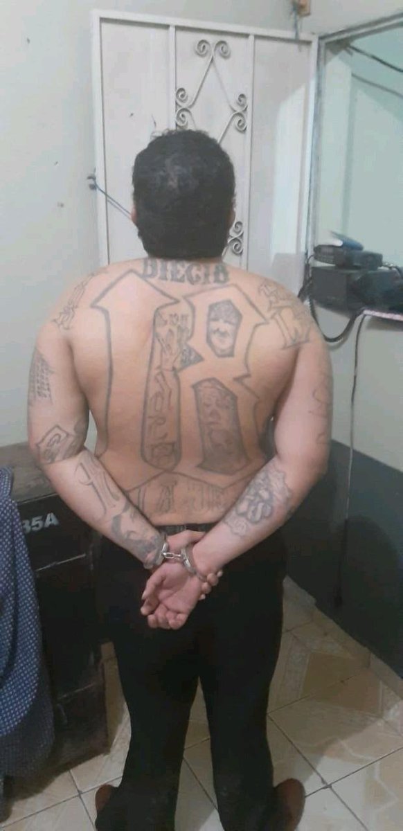 24HorasSV's tweet photo. @PNCdeGuatemala del municipio de Ipala, en la terminal de buses, procedieron a identificar a dos personas quienes son de origen salvadoreño, que se encontraban de manera ilegal en el país, presuntos integrantes de la mara 18, ambos fueron remitidos a migración. https://t.co/NuzXJzhpzc