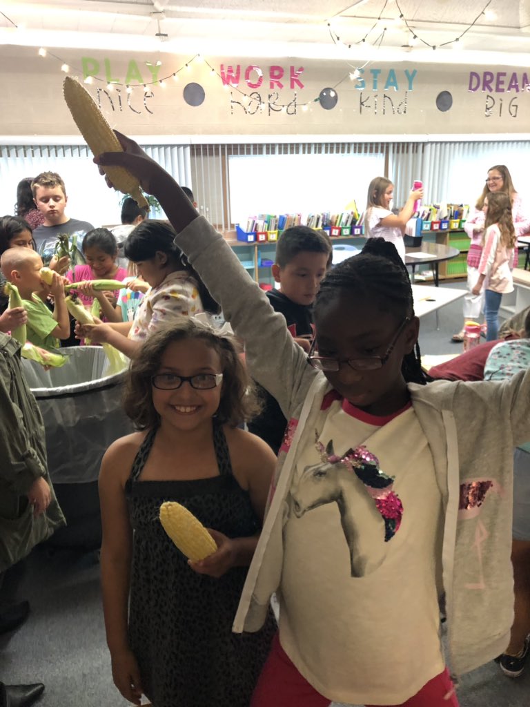 JFNorfolk's tweet photo. Awwww ..... shucks!                          4th grade students getting some “hands on” corn shucking experience.                     #npspanthers https://t.co/Qu4pbARF4z