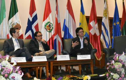 CICIGgt's tweet photo. Panel en desarrollo: El rol de los medios de comunicación en la lucha contra la corrupción. Participan: Sergio Arauz, Periodista de El Faro, Jody García, Periodista Nómada, y los periodistas Haroldo Sánchez y Carolina Leverón. Modera, Pedro Pablo Marroquín. #InformeFinalCICIG https://t.co/fvkqXop3R5