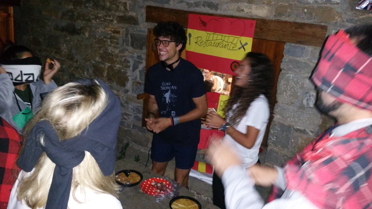 etl_pirineos's tweet photo. Feria española superanimada por #MATLSiempreenforma100 para la #Summer2019 de la @DBYN Puesta en práctica de la teoría "in English" encima. ¡Qué nivelazo!  #VeranoSalesiano @TrobadadAmics @ajbarasona @salesianosZAR @SalesianosSMX @SalesianosMZN https://t.co/BJkZfqxnU8
