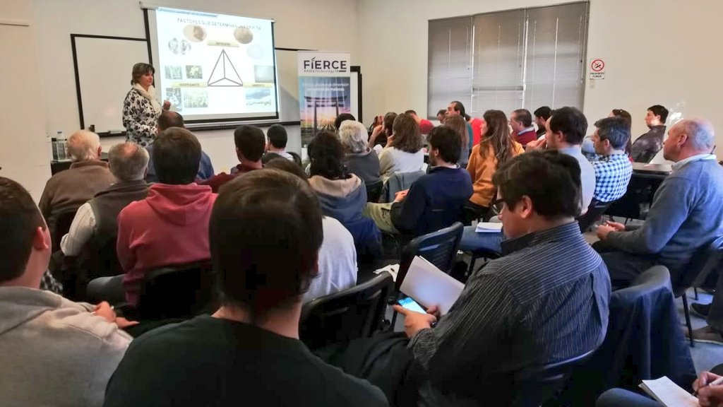 SummitAgroAr's tweet photo. ¡Hoy estuvimos en Venado Tuerto junto a Margarita Sillón y @AiBarsrl compartiendo con productores y asesores el Taller de Patógenos! #SomosEquipo🤝 https://t.co/1zQb96JTCl