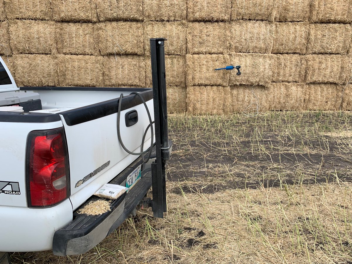 westernfs7105's tweet photo. Feed, forage and soil sampling season is here. ⁦@AgriKingInc⁩ ⁦@AGVISE⁩ #weatherisgreat #canolastraw #canolaground https://t.co/yPiE8sDUHi