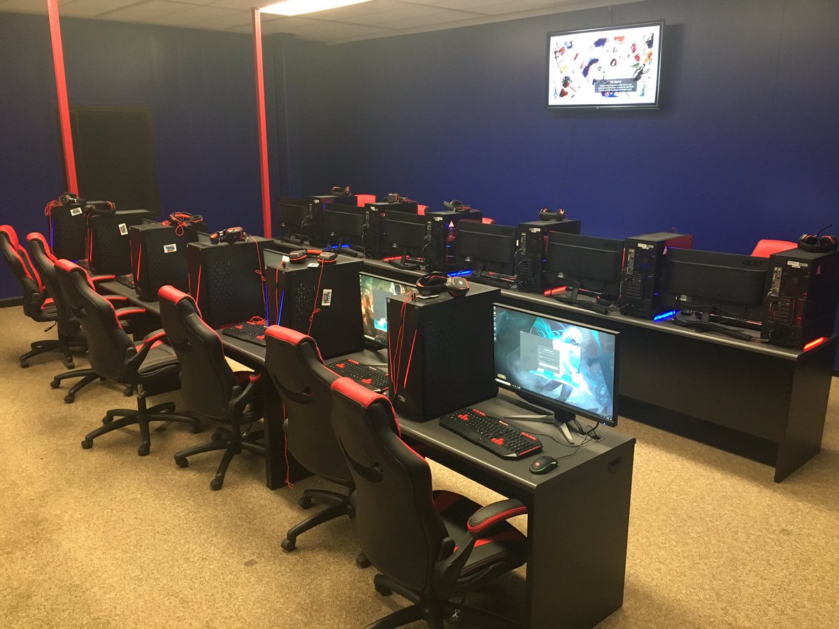 sandburgesports's tweet photo. The arena is ready for open game night, and some students are already here! We’ll also have PS4 and Xbox consoles available to play tonight! Come out from 6-9 in Room A006 https://t.co/u7wkHb0ofd
