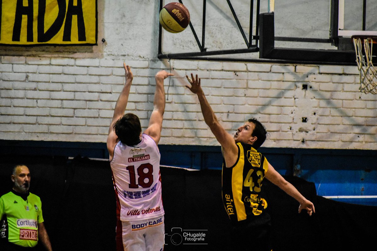 #ElMetro 🏀 | GANA Y SUEÑA

<a href="/BasketCAPuy/">PEÑAROL | Basketball</a> venció a <a href="/25deAgostoCA/">CA 25 de Agosto 🔴⚪️</a>, no depende de si mismo pero cumple y espera.

En mis redes las fotos del partido.
No se olviden de seguirme 👇🏻❤✅

📸 instagram.com/CHugaldeFotogr… (historias destacadas)

📸 facebook.com/CHugaldeFotogr… (álbum completo)